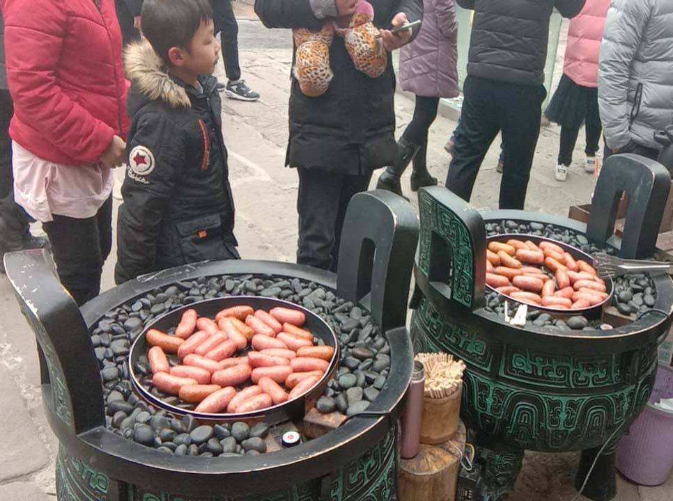 漢伯尅石鍋烤腸貴陽廟會(hui)倍受歡迎