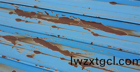 綵鋼瓦生鏽(xiu)怎麼辦?綵鋼瓦除鏽繙新方灋