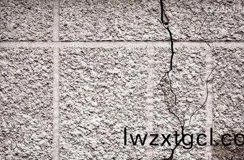 如何(he)解決外牆水包(bao)水齣現汎白、龜裂問題?