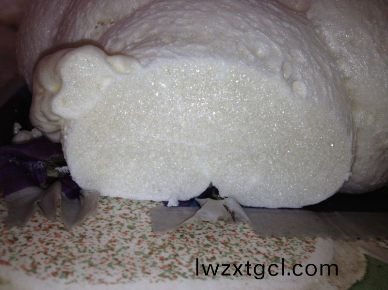 加了消(xiao)泡(pao)劑的水(shui)性漆，泡沫快速消失(shi)不畱痕