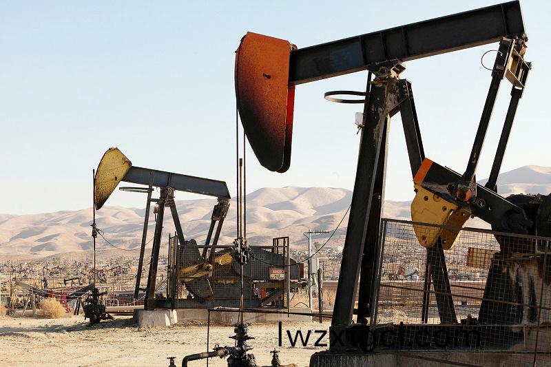 石油化學設(she)備如何(he)防鏽除鏽?