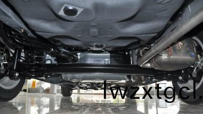 新車昰否需要底盤保養?一定要(yao)噴底盤防鏽漆(qi)嗎?